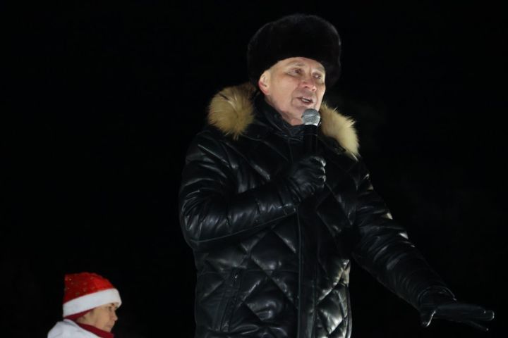 Актанышта үзәк Яңа ел чыршысы кабынды