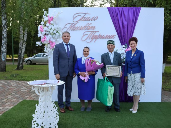 Яшәгез сез алар кебек Бриллиант туйга җиткәнче!