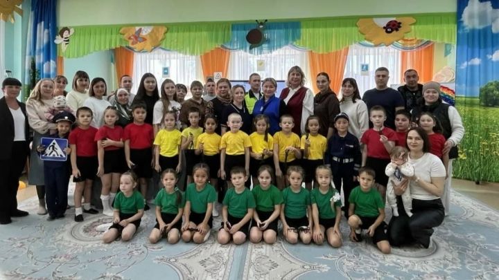 «Җәяүлеләр мәктәбе»ндә кунаклар: Алтынчәч балалары үз белемнәрен күрсәтте