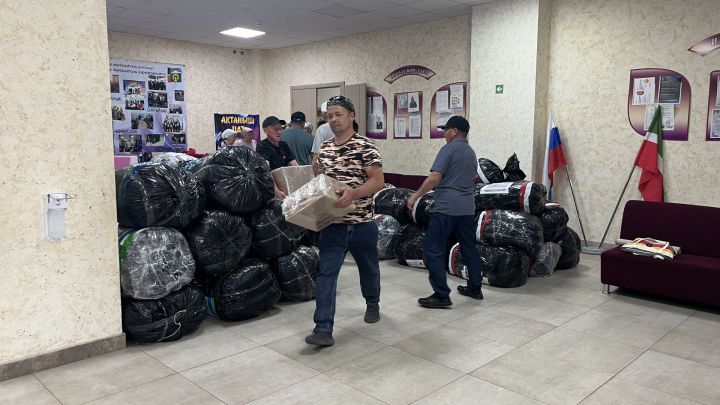 Халык көче — фронтка терәк: Актаныштан чираттагы гуманитар йөк юлга чыкты