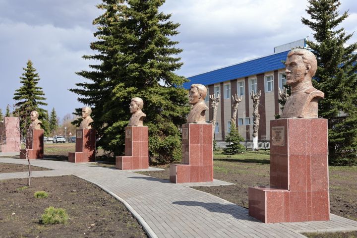 Актанышның биш асыл бөркете- Советлар Союзы Геройлары