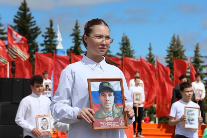 Җиңү килде җирне нурга күмеп, шатлык белән күзне чылатып...
