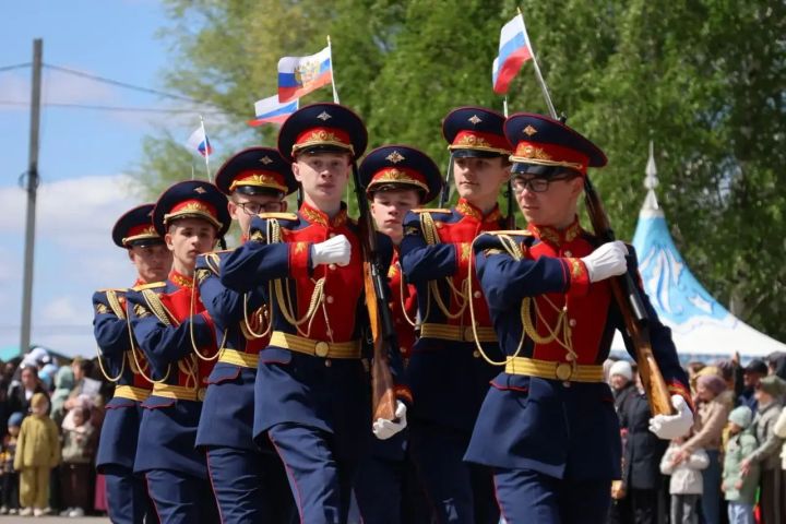 Җиңү килде җирне нурга күмеп, шатлык белән күзне чылатып...