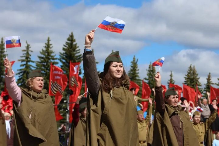 Җиңү килде җирне нурга күмеп, шатлык белән күзне чылатып...