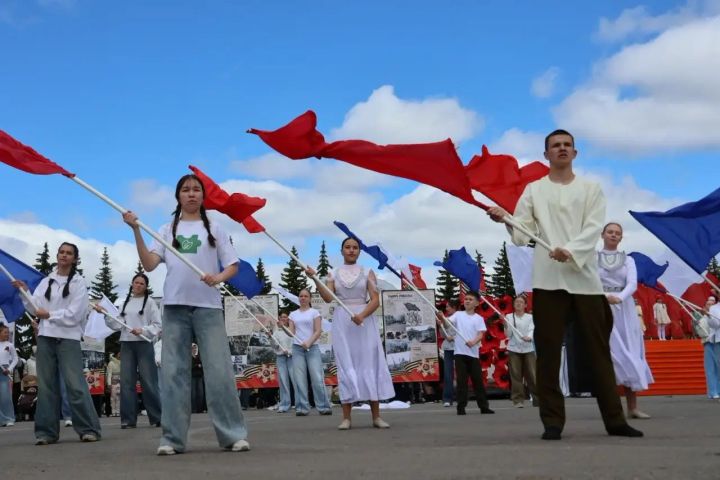Җиңү килде җирне нурга күмеп, шатлык белән күзне чылатып...