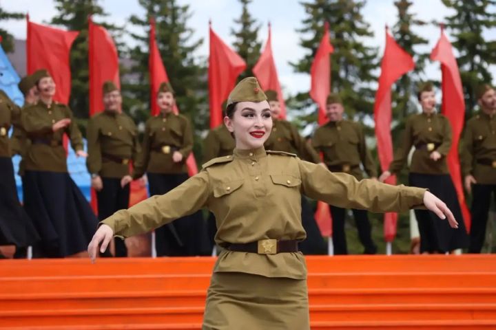 Җиңү килде җирне нурга күмеп, шатлык белән күзне чылатып...