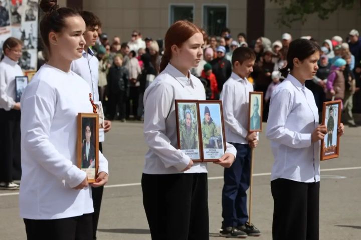 Җиңү килде җирне нурга күмеп, шатлык белән күзне чылатып...