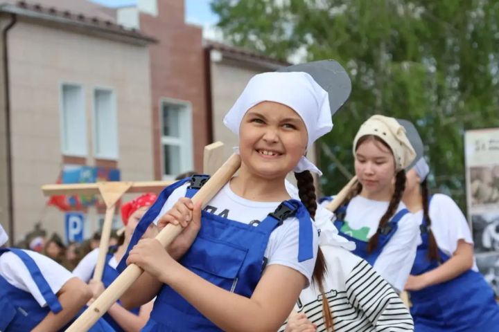 Җиңү килде җирне нурга күмеп, шатлык белән күзне чылатып...