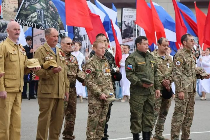 Җиңү килде җирне нурга күмеп, шатлык белән күзне чылатып...