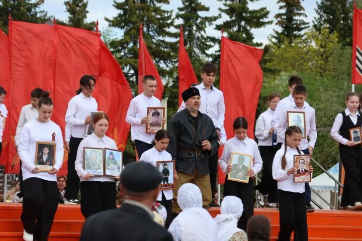 Җиңү килде җирне нурга күмеп, шатлык белән күзне чылатып...