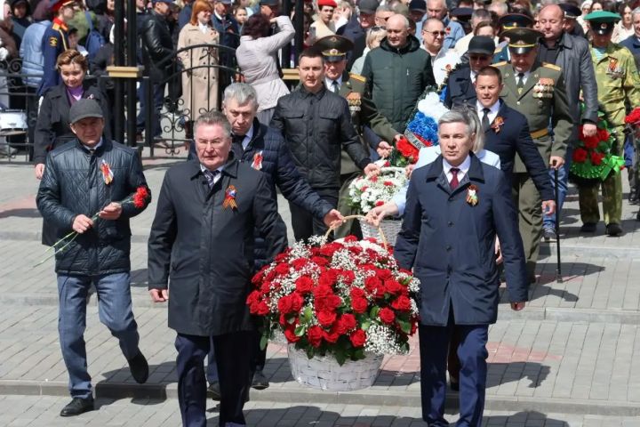 Җиңү килде җирне нурга күмеп, шатлык белән күзне чылатып...