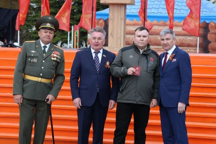 Җиңү килде җирне нурга күмеп, шатлык белән күзне чылатып...