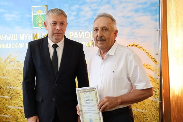 Актаныш районында социаль өлкә хезмәткәрләренә дәүләт бүләкләре тапшырылды
