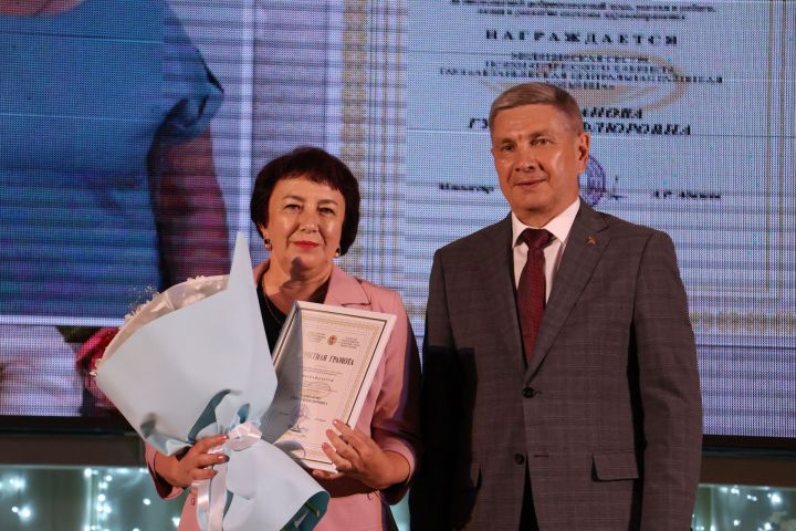 Актанышта ак халатлы фәрештәләрне хөрмәтләделәр (исемлек һәм фотолар)