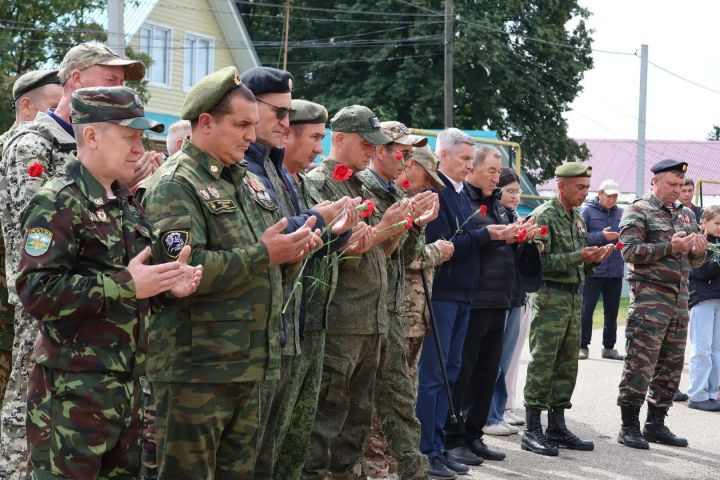 Иске Айман авылында махсус хәрби операциядә һәлак булган Әхмәтшин Альберт Әнвәр улына хәтер тактасы куелды