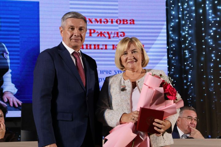 Райондашларыбызның мәгарифтәге фидакарь хезмәтләре югары бәяләнде