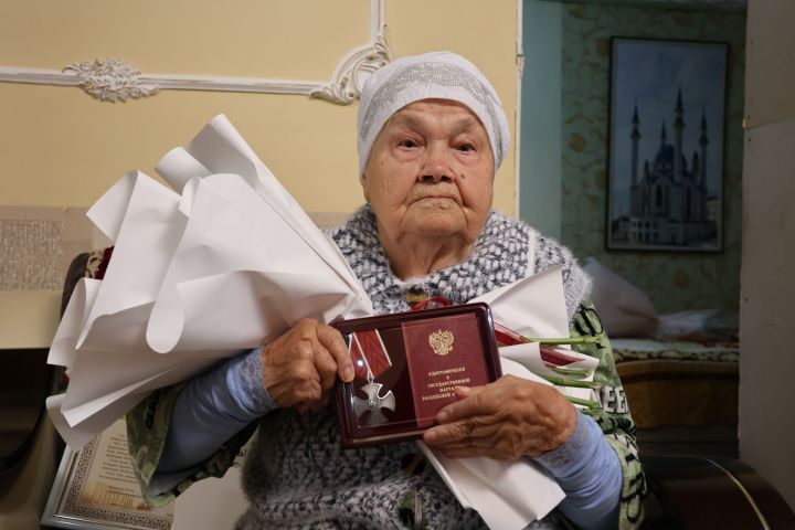 Батыр анасы Миңнетажибә Юнысовага — 90 яшь