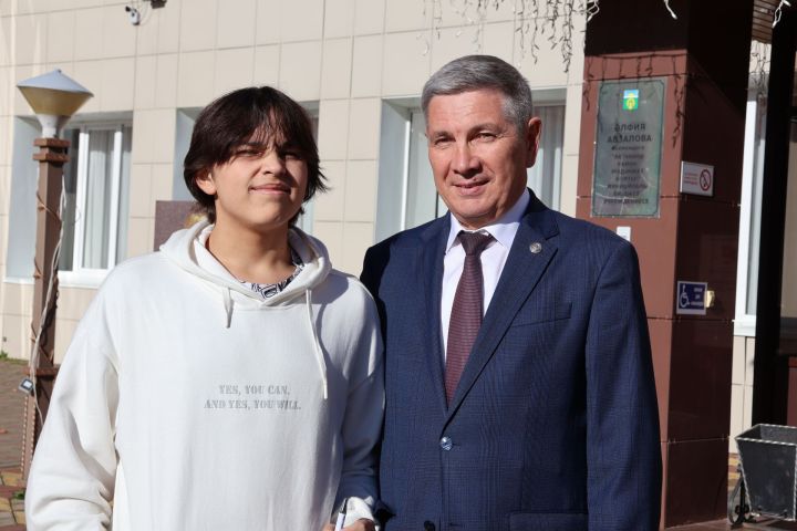 Актаныш районы башлыгы Ленар Зарипов райондашларны сайлау көне белән котлады